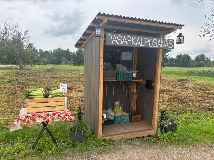 FOTO: Gaumīga pietura ceļa malā – Suntažos lauku labumus var iegādāties pašapkalpošanās stendā