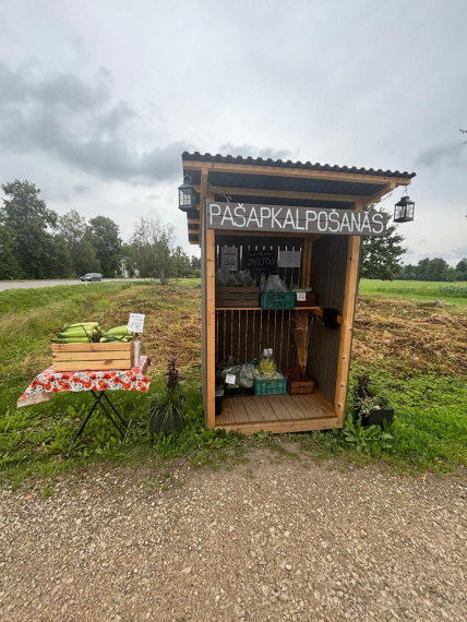 FOTO: Gaumīga pietura ceļa malā – Suntažos lauku labumus var iegādāties pašapkalpošanās stendā