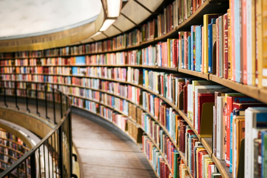 Bibliotēku nedēļa iedvesmo: Ko un kāpēc šobrīd iesaka lasīt citi grāmatu mīļi?