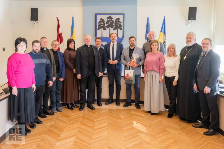 Attēls rakstam: Foto: Siguldas pašvaldības pārstāvji Ogrē iepazīstas ar reliģisko lietu komisijas darbu