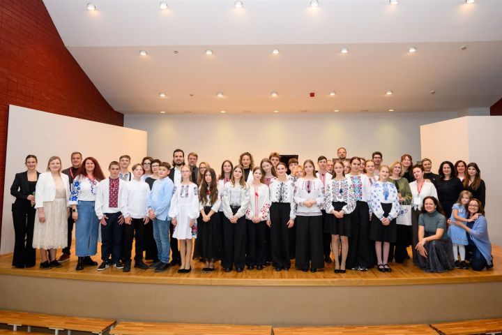 Foto, video: Mūzikas nometne ukraiņu bērniem noslēgusies ar emocionālām atvadām Rīgā un Ogrē