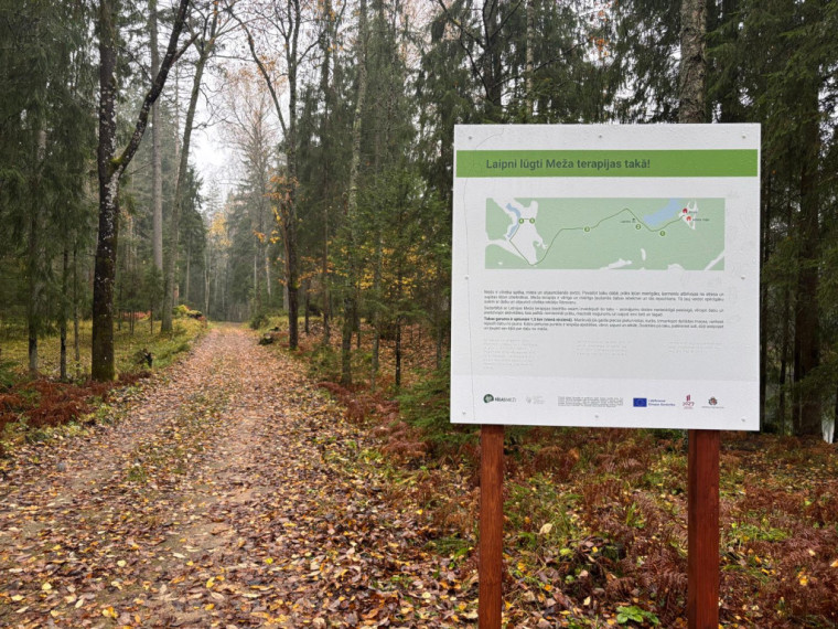 FOTO: Ielūkojamies, kā izskatās jaunajā Meža terapijas takā pie Ogres