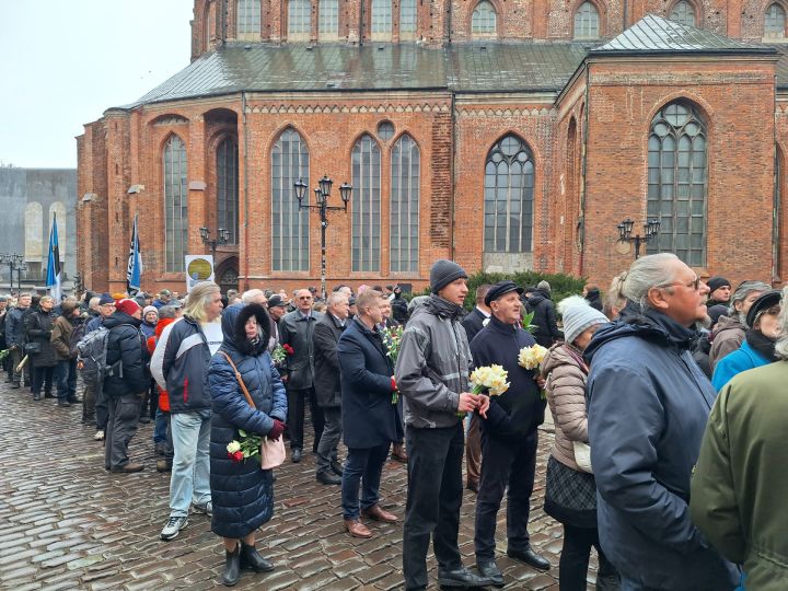 FOTO: Leģionāru piemiņas gājienā devušies vairāki simti cilvēku