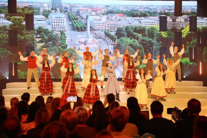 "Tas bija kaut kas nereāls!" Ikšķiles Saules kora patriotiskais priekšnesums līdz sirds dziļumiem aizkustina līdzjutējus