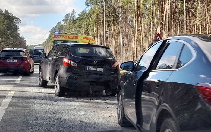 Svētdien ceļu satiksmes negadījumos Latvijā cietuši seši cilvēki, motociklists gājis bojā
