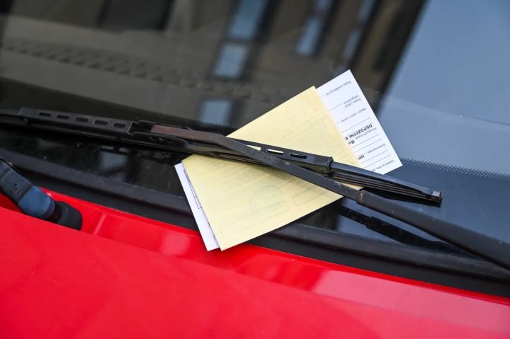 Uzliktie sodi mašīnām Grīvas prospektā tiks anulēti, pēc svētkiem tur atkal varēs novietot auto