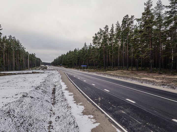 Apledojuma dēļ daudzviet Latvijā uz autoceļiem ir apgrūtināta braukšana