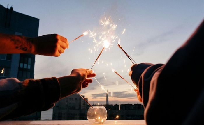 Kā svinēt Jaungada atnākšanu, nesagandējot kaimiņattiecības
