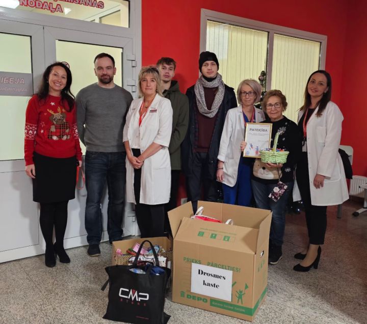 Ogres slimnīcā nogādāta «Drosmes kaste» un dāvanas jaundzimušajiem