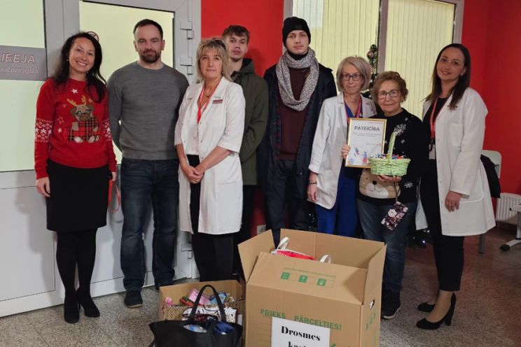 Attēls rakstam: Ogres slimnīcā nogādāta «Drosmes kaste» un dāvanas jaundzimušajiem