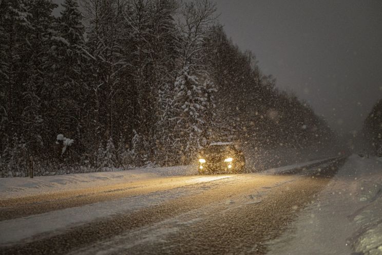 Attēls rakstam: Sniegs, putenis un apledojums daudzviet apgrūtina braukšanu