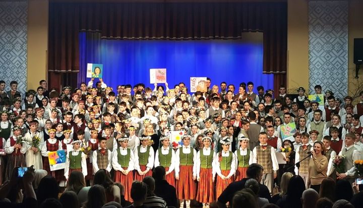 Ogres novada bērnu un jauniešu tautasdeju kolektīvi tiekas radošā pasākumā Suntažos (foto)