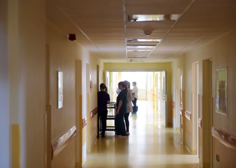 Aizturēti vecāki, kuri, ignorējot ārstu norādes, izņēmuši abus ar diferiju slimos bērnus no slimnīcas