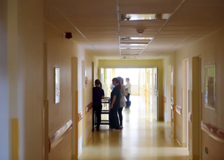 Aizturēti vecāki, kuri, ignorējot ārstu norādes, izņēmuši abus ar diferiju slimos bērnus no slimnīcas