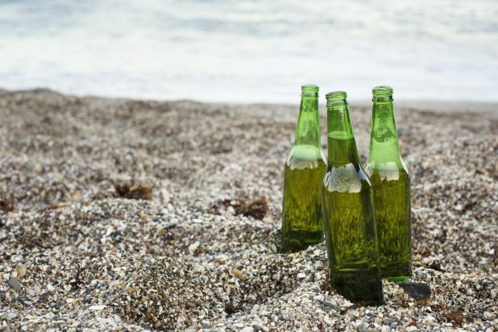 Lēdmanē jaunieši ar atvērtām pudelēm