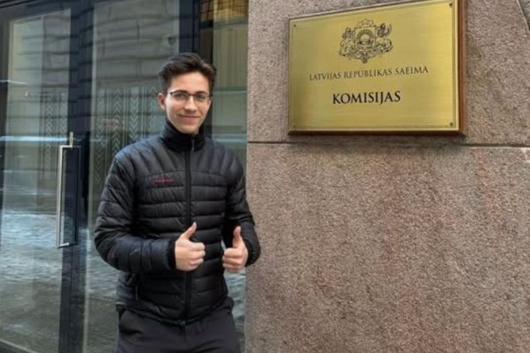 Attēls rakstam: “Ja gribam, lai mūs sadzird, mums jābūt pie sarunu galda” – aktīva jaunieša novērojumi Saeimā