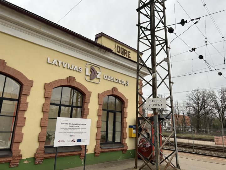 Tomes pagastā iebrauc grāvī, Ogrē ālējas vilcienā