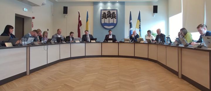 Veci skandāli un jauni amati. Ogres novada domes februāra sēde