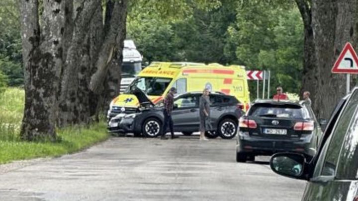 Madlienā autovadītāja ietriekusies kokā 