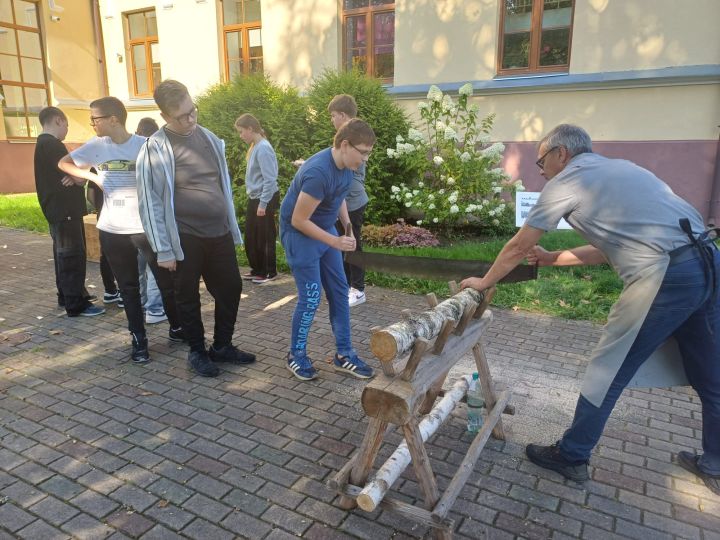 FOTO: Aizvadīta izzinoši radoša nodarbība Taurupes pamatskolas skolēniem – “Cilvēks, koks, kultūrvērtība”