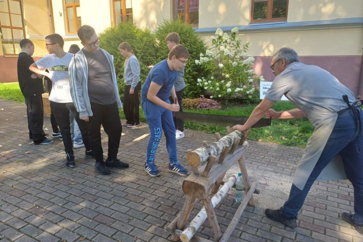 Attēls rakstam: FOTO: Aizvadīta izzinoši radoša nodarbība Taurupes pamatskolas skolēniem – “Cilvēks, koks, kultūrvērtība”