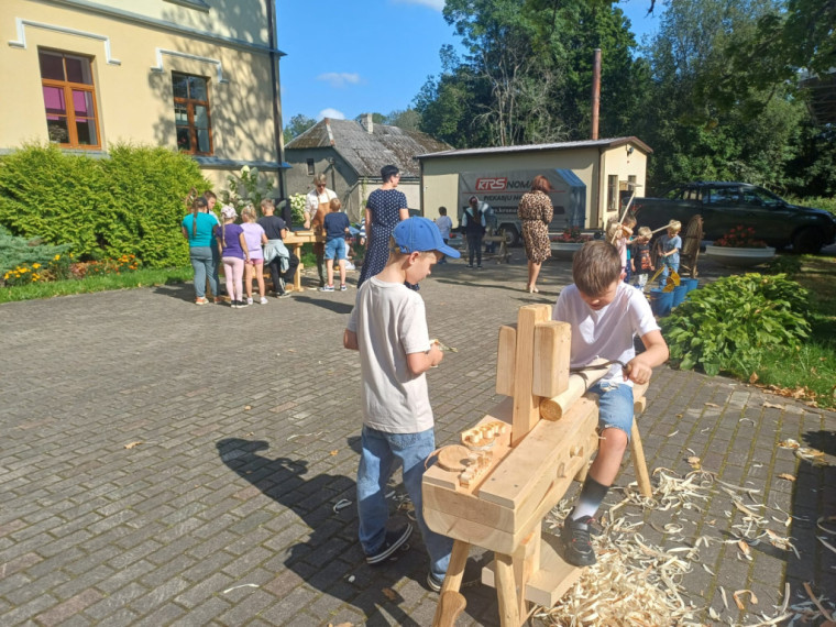 FOTO: Aizvadīta izzinoši radoša nodarbība Taurupes pamatskolas skolēniem – “Cilvēks, koks, kultūrvērtība”