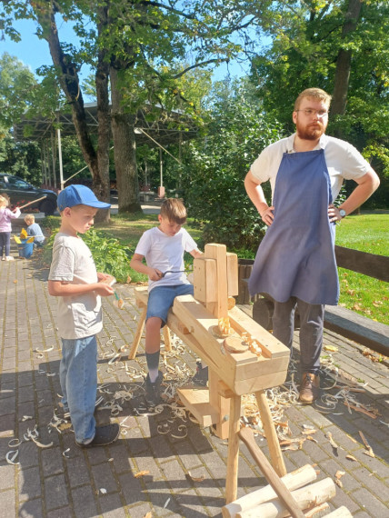 FOTO: Aizvadīta izzinoši radoša nodarbība Taurupes pamatskolas skolēniem – “Cilvēks, koks, kultūrvērtība”