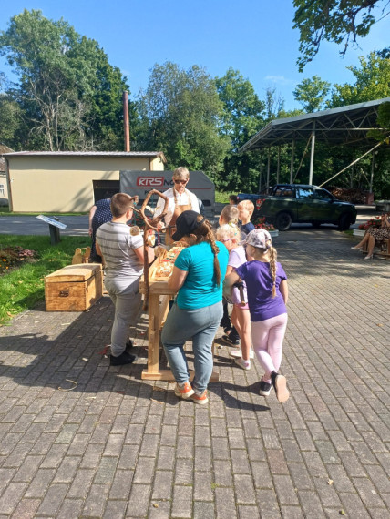FOTO: Aizvadīta izzinoši radoša nodarbība Taurupes pamatskolas skolēniem – “Cilvēks, koks, kultūrvērtība”