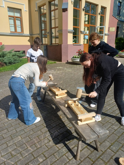 FOTO: Aizvadīta izzinoši radoša nodarbība Taurupes pamatskolas skolēniem – “Cilvēks, koks, kultūrvērtība”