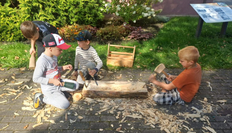FOTO: Aizvadīta izzinoši radoša nodarbība Taurupes pamatskolas skolēniem – “Cilvēks, koks, kultūrvērtība”