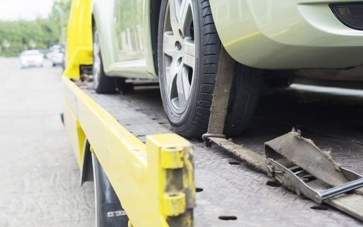 Ogrē auto noripo pa kāpnēm 