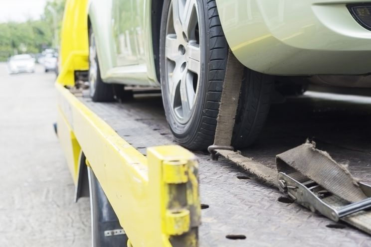 Attēls rakstam: Ogrē auto noripo pa kāpnēm 