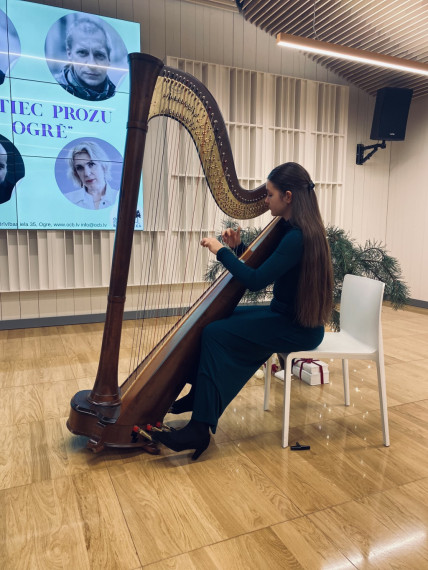 Ogrē izskanējuši prozas lasījumi arfas pavadībā