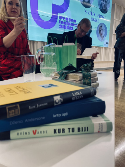 Ogrē izskanējuši prozas lasījumi arfas pavadībā