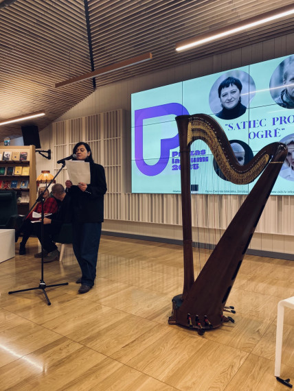 Ogrē izskanējuši prozas lasījumi arfas pavadībā