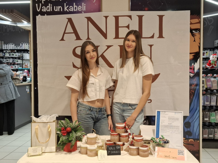 FOTO: "Cits bazārs Ogrē". Noskaidroti labākie skolēnu mācību uzņēmumi, starp labākajiem arī jaunieši no Ogres