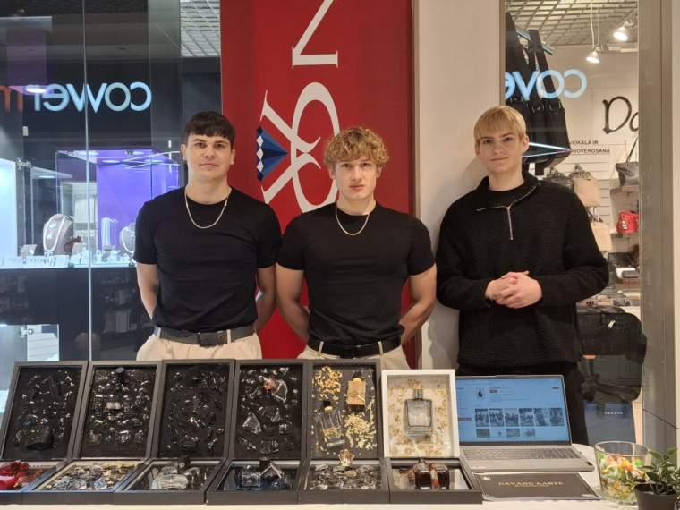 FOTO: "Cits bazārs Ogrē". Noskaidroti labākie skolēnu mācību uzņēmumi, starp labākajiem arī jaunieši no Ogres