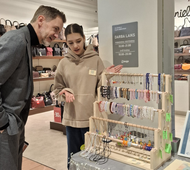 FOTO: "Cits bazārs Ogrē". Noskaidroti labākie skolēnu mācību uzņēmumi, starp labākajiem arī jaunieši no Ogres