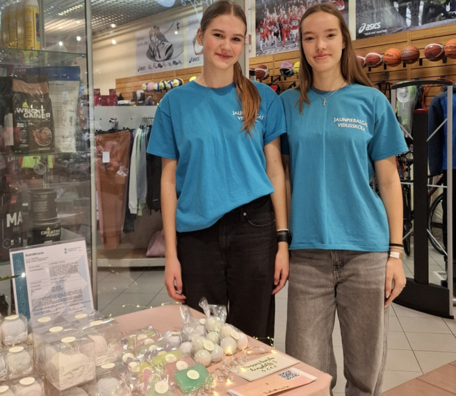 FOTO: "Cits bazārs Ogrē". Noskaidroti labākie skolēnu mācību uzņēmumi, starp labākajiem arī jaunieši no Ogres