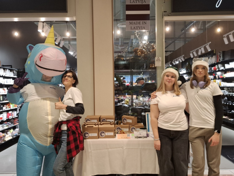 FOTO: "Cits bazārs Ogrē". Noskaidroti labākie skolēnu mācību uzņēmumi, starp labākajiem arī jaunieši no Ogres