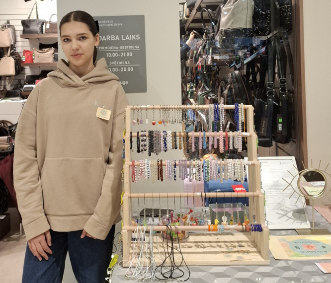 FOTO: "Cits bazārs Ogrē". Noskaidroti labākie skolēnu mācību uzņēmumi, starp labākajiem arī jaunieši no Ogres