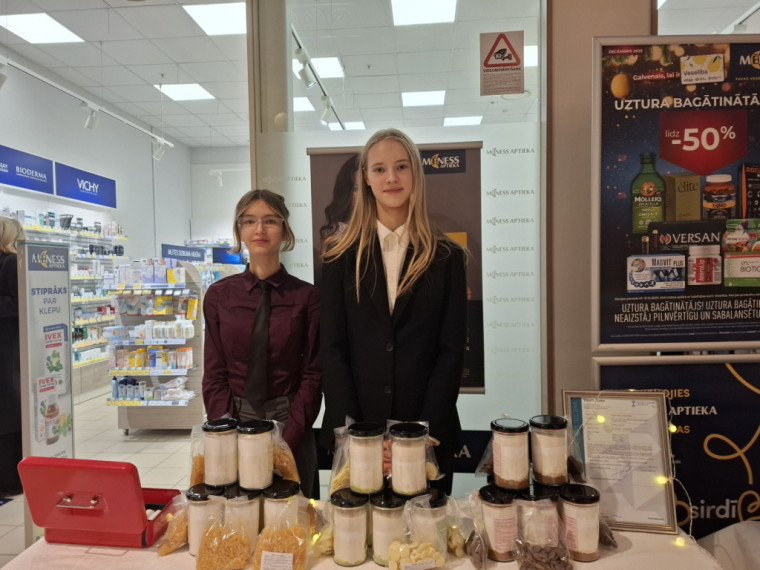 FOTO: "Cits bazārs Ogrē". Noskaidroti labākie skolēnu mācību uzņēmumi, starp labākajiem arī jaunieši no Ogres