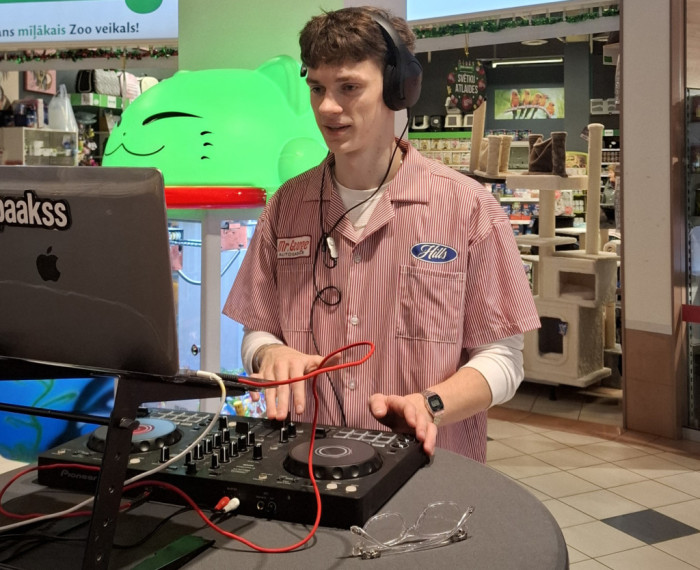 FOTO: "Cits bazārs Ogrē". Noskaidroti labākie skolēnu mācību uzņēmumi, starp labākajiem arī jaunieši no Ogres