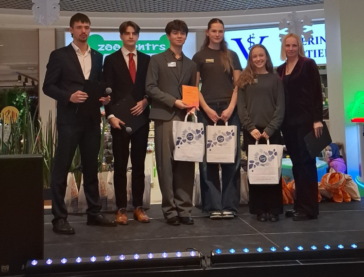 FOTO: "Cits bazārs Ogrē". Noskaidroti labākie skolēnu mācību uzņēmumi, starp labākajiem arī jaunieši no Ogres