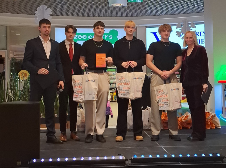 FOTO: "Cits bazārs Ogrē". Noskaidroti labākie skolēnu mācību uzņēmumi, starp labākajiem arī jaunieši no Ogres