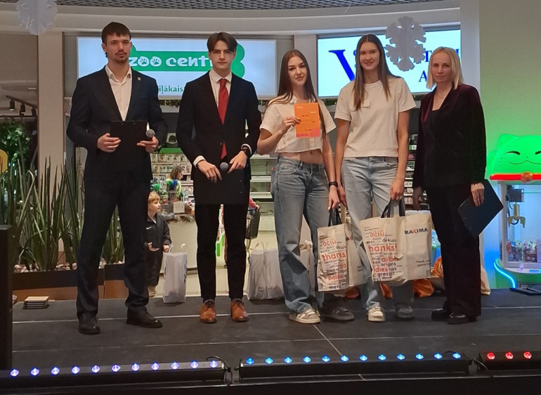 FOTO: "Cits bazārs Ogrē". Noskaidroti labākie skolēnu mācību uzņēmumi, starp labākajiem arī jaunieši no Ogres