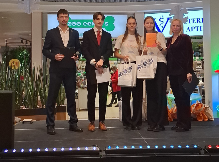 FOTO: "Cits bazārs Ogrē". Noskaidroti labākie skolēnu mācību uzņēmumi, starp labākajiem arī jaunieši no Ogres