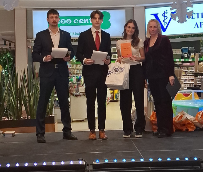 FOTO: "Cits bazārs Ogrē". Noskaidroti labākie skolēnu mācību uzņēmumi, starp labākajiem arī jaunieši no Ogres