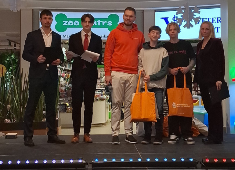 FOTO: "Cits bazārs Ogrē". Noskaidroti labākie skolēnu mācību uzņēmumi, starp labākajiem arī jaunieši no Ogres