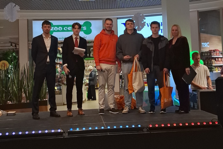 FOTO: "Cits bazārs Ogrē". Noskaidroti labākie skolēnu mācību uzņēmumi, starp labākajiem arī jaunieši no Ogres